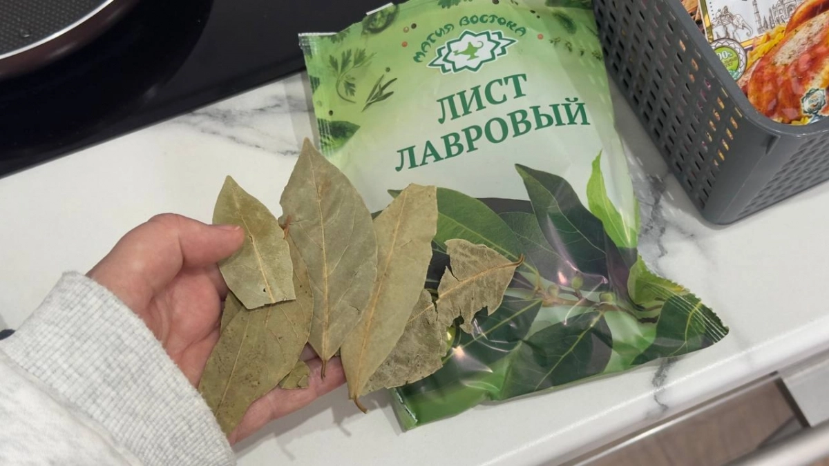 Кладу 5 лаврушек в шкаф — и забываю до следующей уборки: старый хозяйский трюк снова пригодился