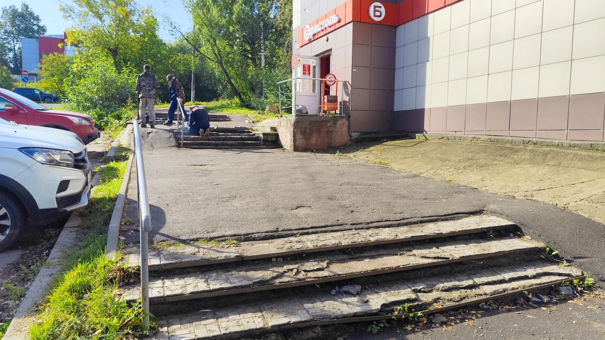 В Кирово-Чепецке начался ремонт проблемных и опасных лестниц на улице Ленина