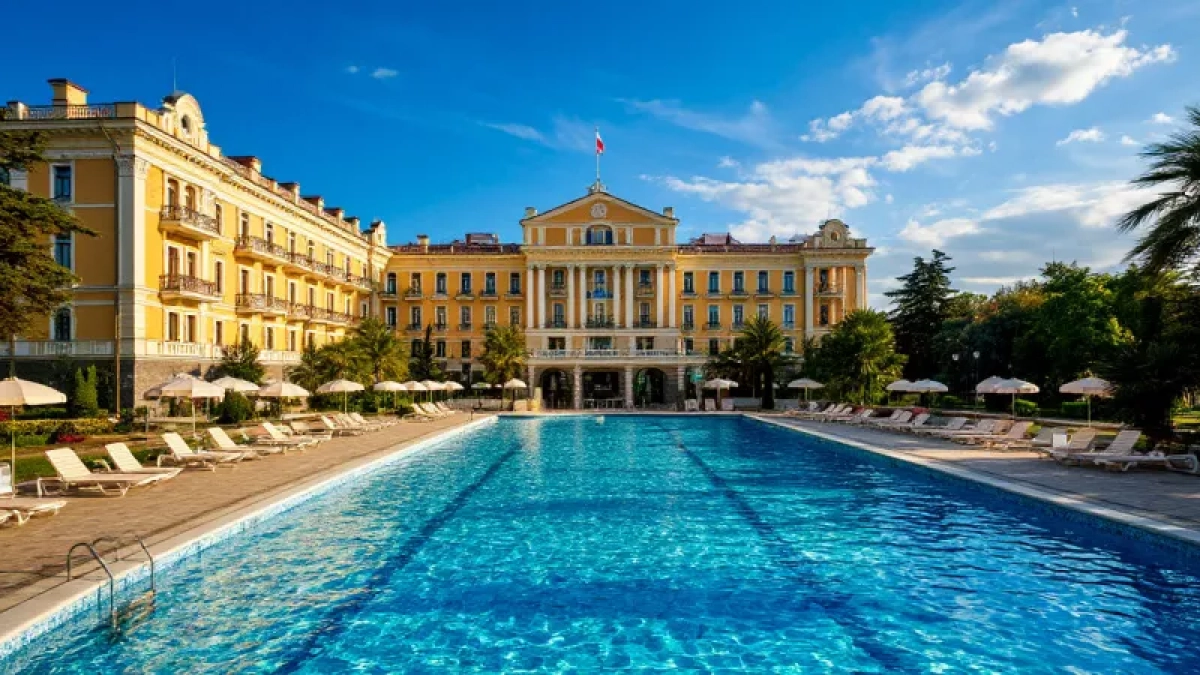 10 крутых санаториев, куда едут все пенсионеры осенью: дешевле Крыма и Сочи - хватит пенсии
