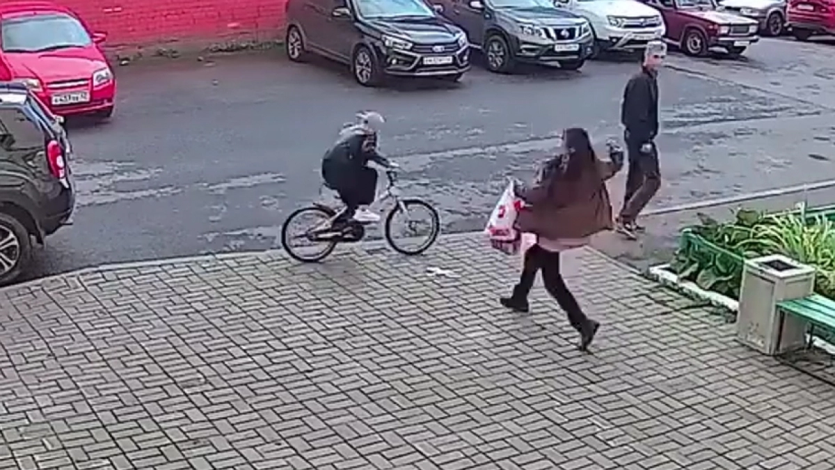 В Кирове неадекватная женщина камнем разбила голову 11-летней девочке
