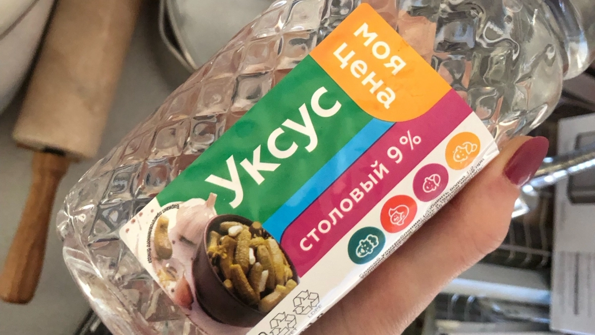 С первыми холодами беру канистру уксуса и тащу на дачу: простой приём помогает защитить дом до весны