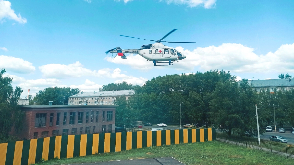 В Кировской области санавиация помогла спасти мужчину, сломавшего шею на отдыхе