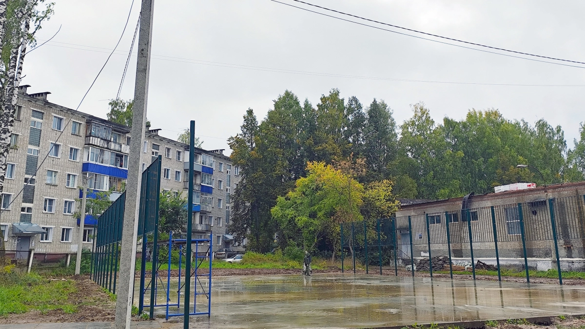 В Кирово-Чепецке монтируют освещение и видеонаблюдение на новой спортплощадке