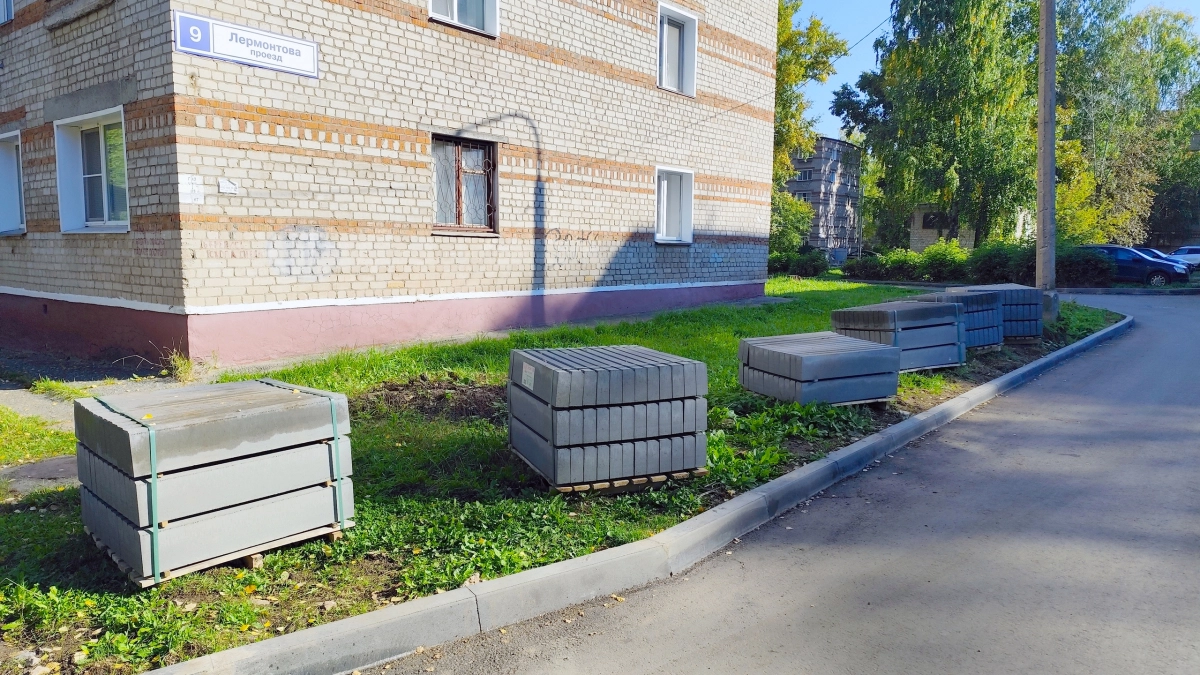 В одном из проездов Кирово-Чепецка приступают к ремонту тротуара