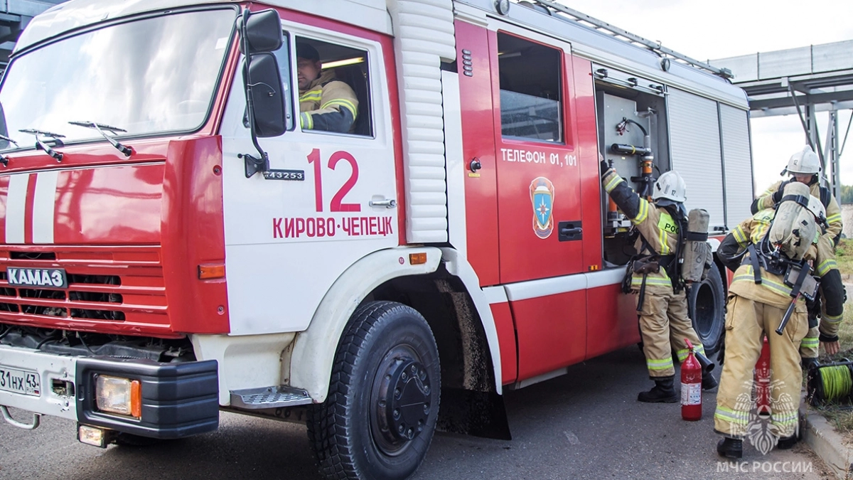 В Кирово-Чепецке сотрудники МЧС России тушили пожар около гаражного кооператива