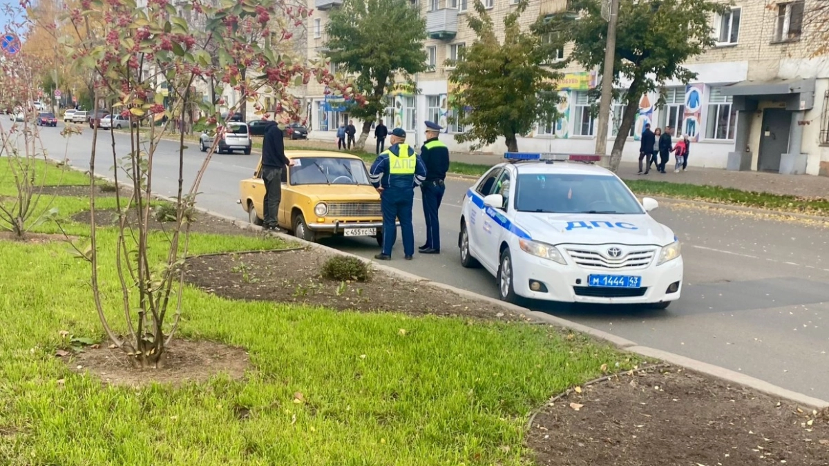 Инспектор ДПС просит показать содержимое телефона: обязан ли водитель выполнять требование — что правильно ответить