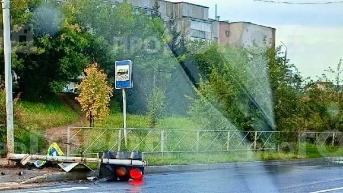 В Кирово-Чепецке водитель снес светофор и скрылся с места происшествия