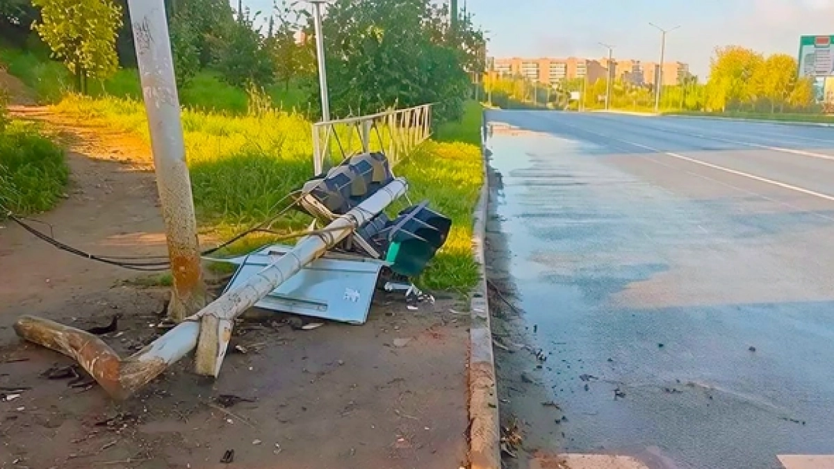 В Кирово-Чепецке нашли водителя, который снес светофор на 60 лет Октября