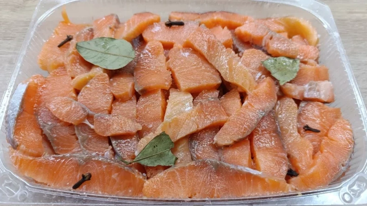 "Золотая формула" посола: как из горбуши сделать дорогую "семгу" — вкусно так, что за ушами трещать будет