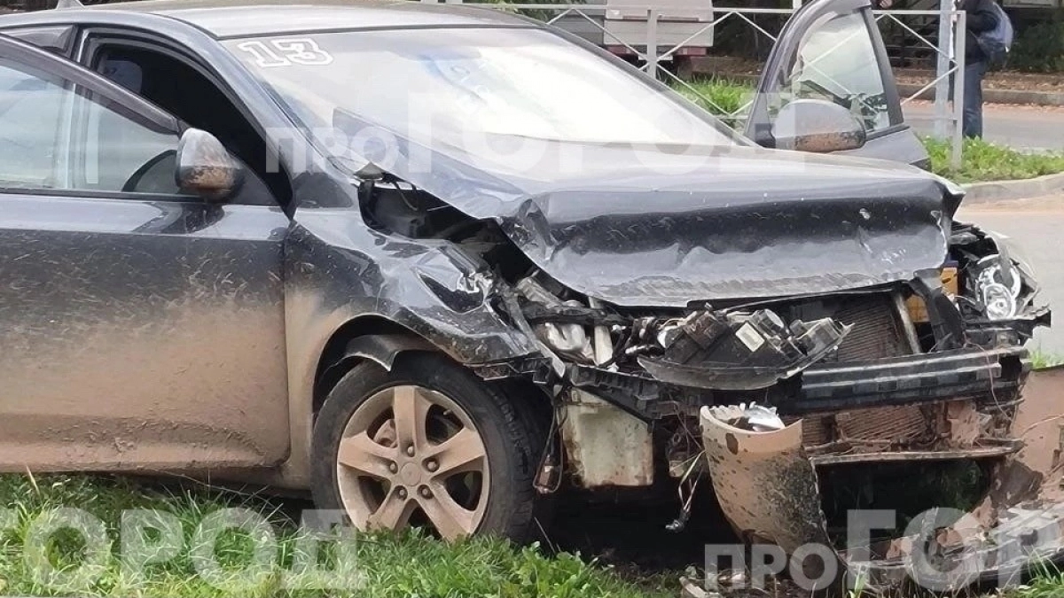 В Кирово-Чепецке пьяный водитель съехал с дороги и протаранил ограждение