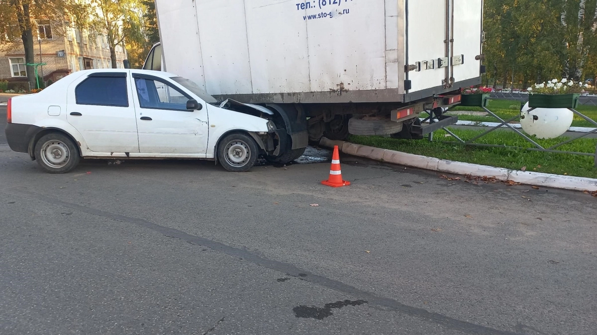 В Кирово-Чепецке 18-летний водитель направил авто под фургон и попал в больницу