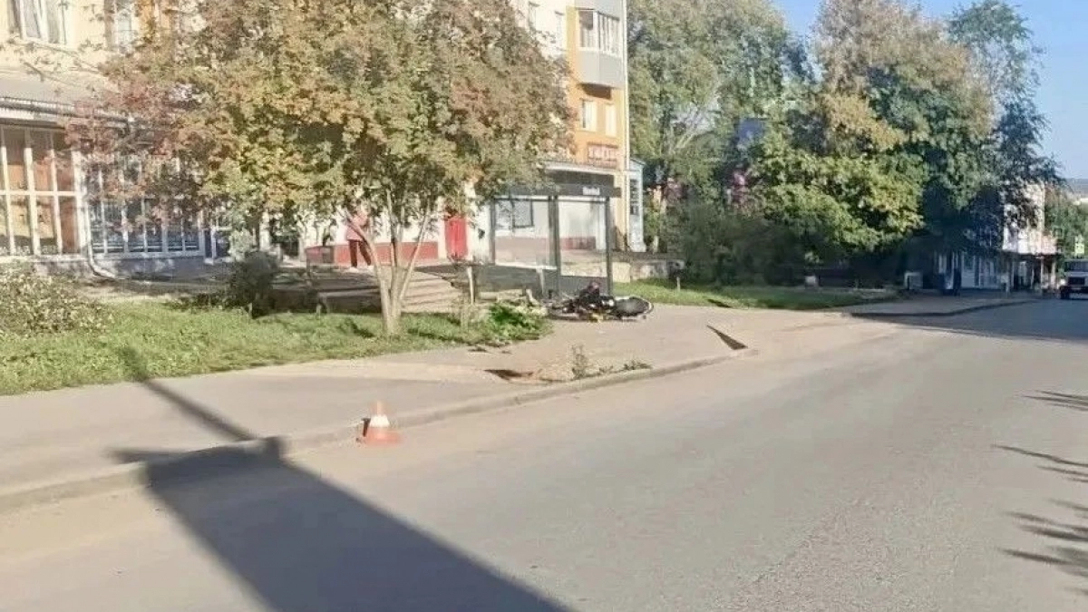В Вятских Полянах молодой мотоциклист наехал на тротуар и не выжил