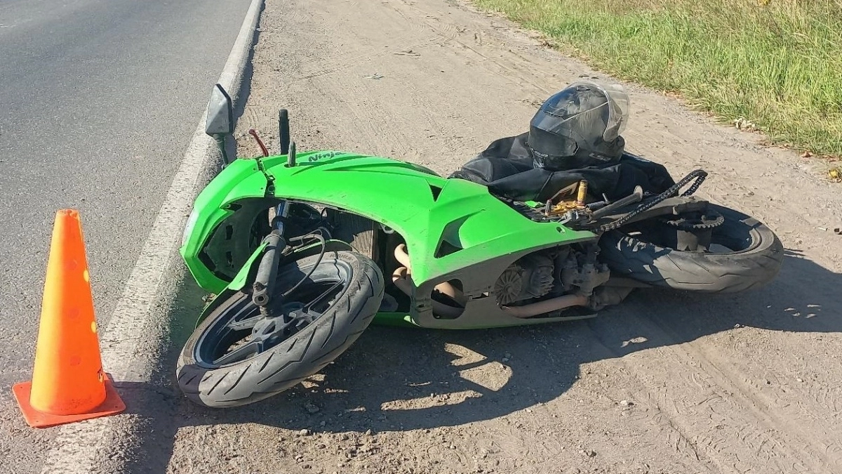 В Кирово-Чепецке мотоцикл Kawasaki сбросил своего водителя на дорогу