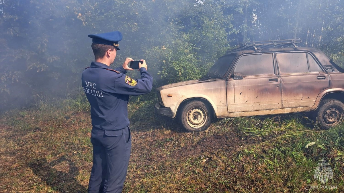 В Подосиновском районе сгорели два гаража, машина и мотоцикл