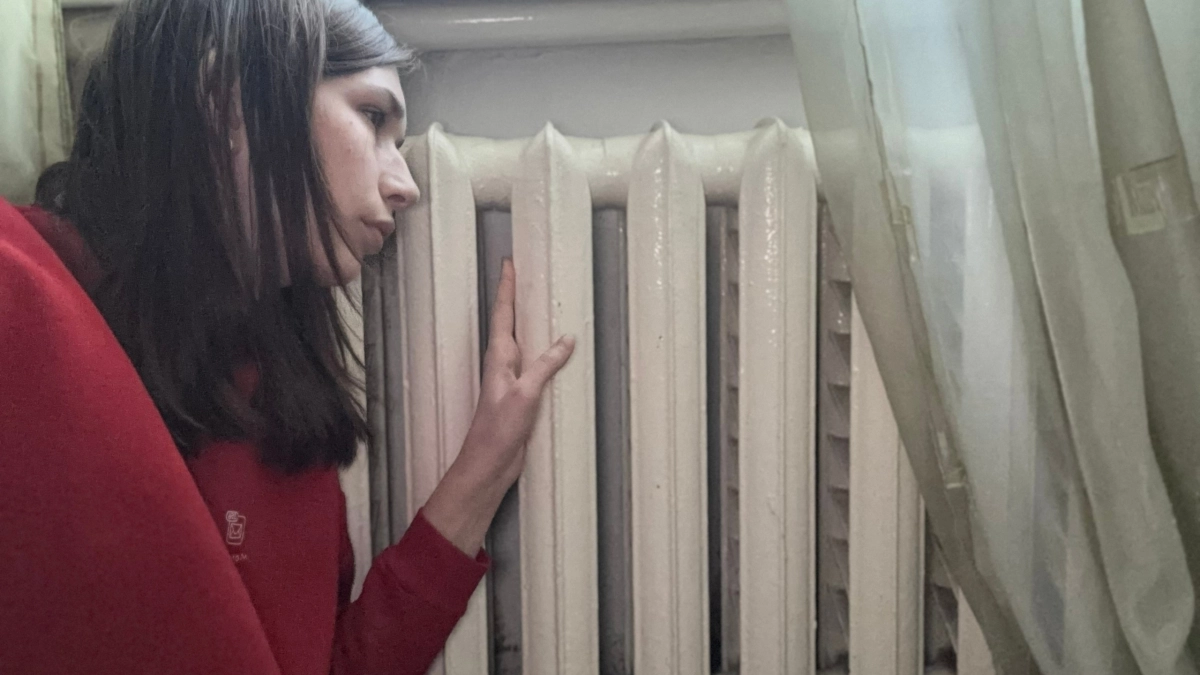 Провожу салфеткой вокруг батареи — за 5 минут нахожу места, где тянет холодом