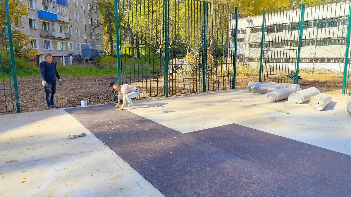 В Кирово-Чепецке рискуют не успеть уложить покрытие на спортплощадке до дождей