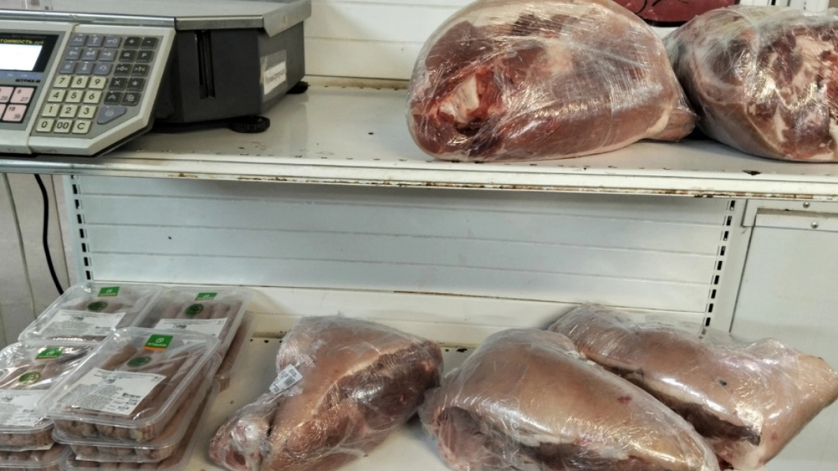 Почему свинину в «Светофоре» продают дешевле курицы: вот откуда ее привозят 