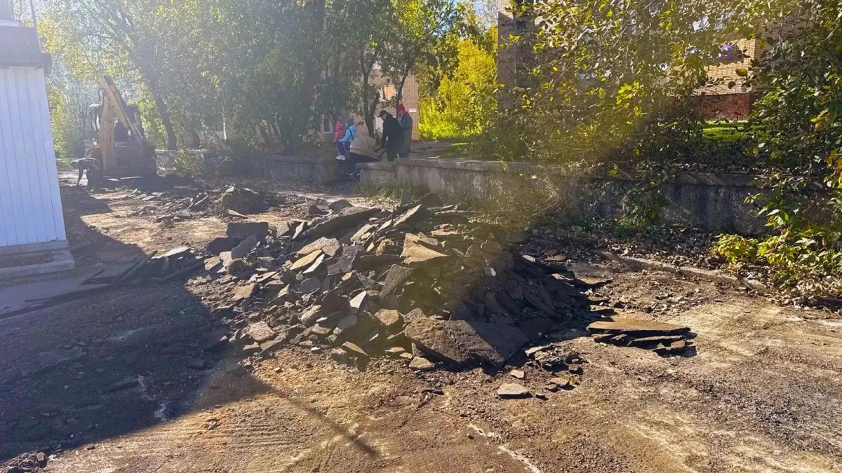 В Кирово-Чепецке ремонтируют тротуар на улице Алексея Некрасова
