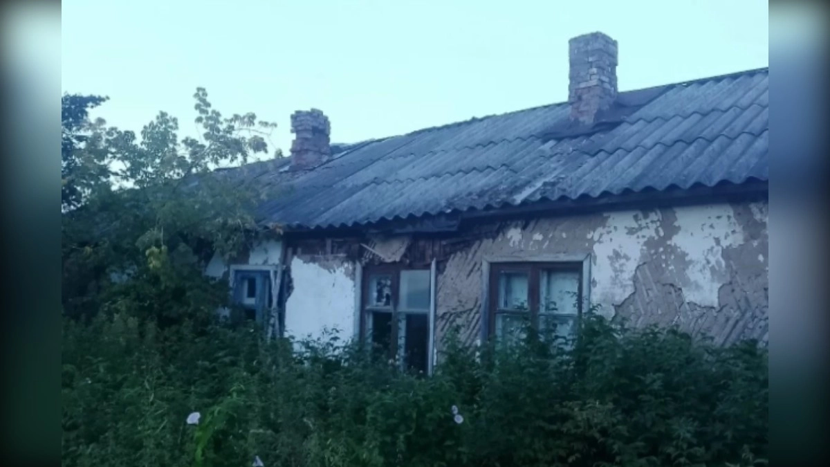 Под Кировом люди четыре года живут в доме под угрозой обрушения