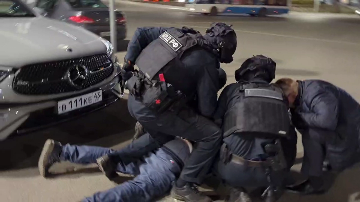 Появилось видео, как задерживают кировского юриста Антона Долгих