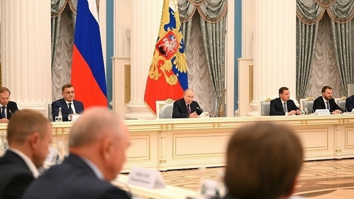 Владимир Путин наградил трех железнодорожников и двух чиновников из Кирова