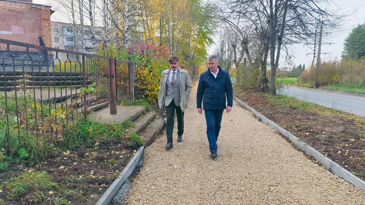 Власти Кирово-Чепецка проверили ход ремонта четырех тротуаров в городе