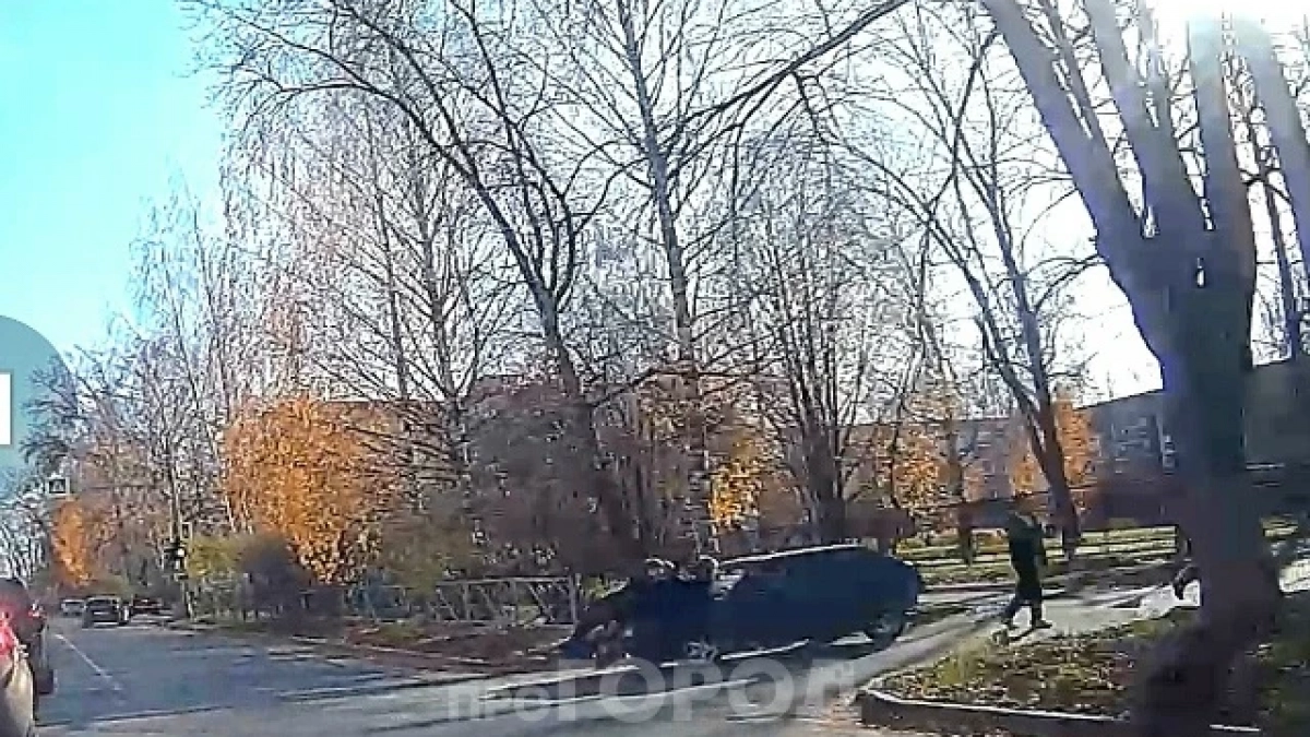 В Кирово-Чепецке молодежь прокатилась на капоте машины