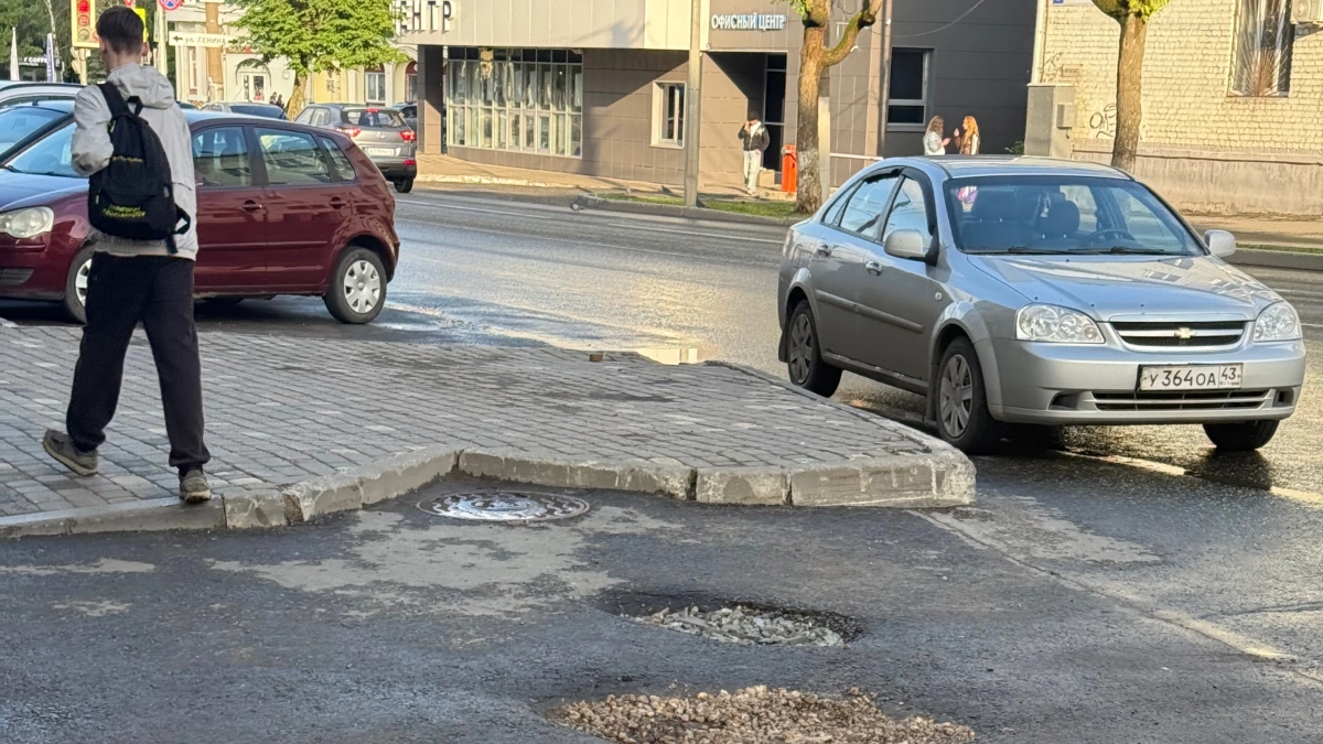 В Кирово-Чепецке устранили провал асфальта на Луначарского