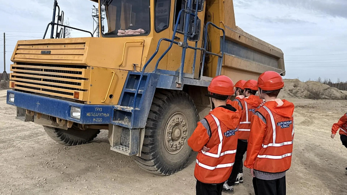 Кировские школьники увидели, как взрывают залежи известняка и рождается щебень