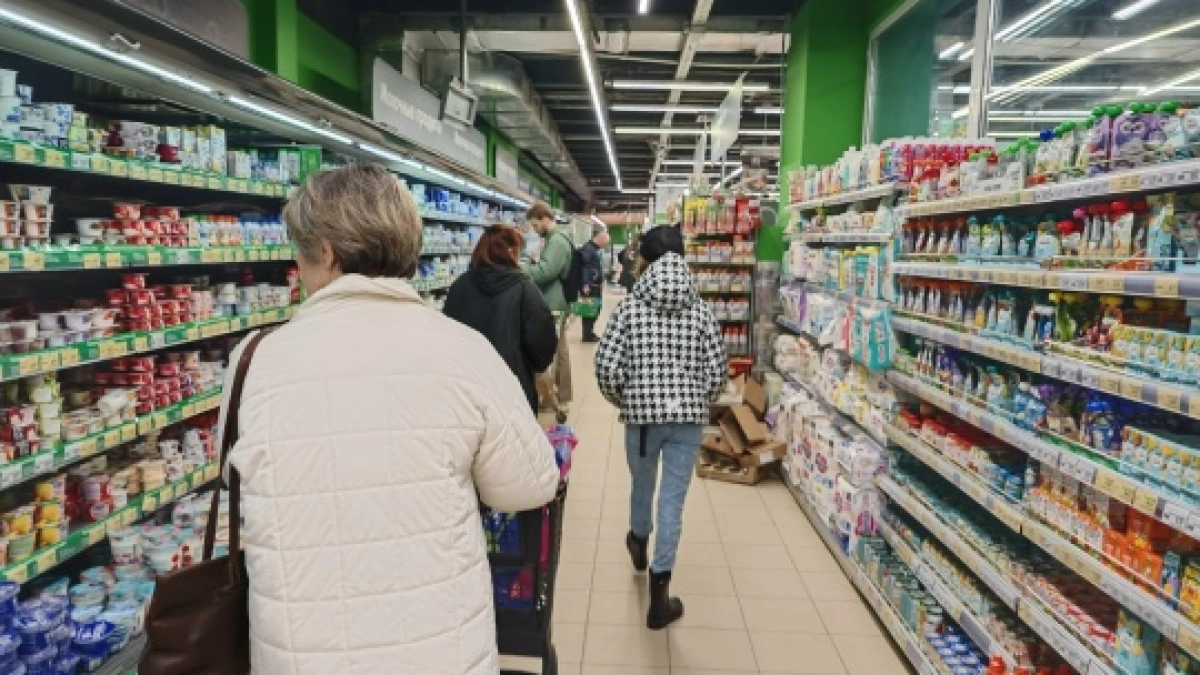 В Кировской области полицейский поймал женщину, выбегавшую из магазина с товаром под курткой