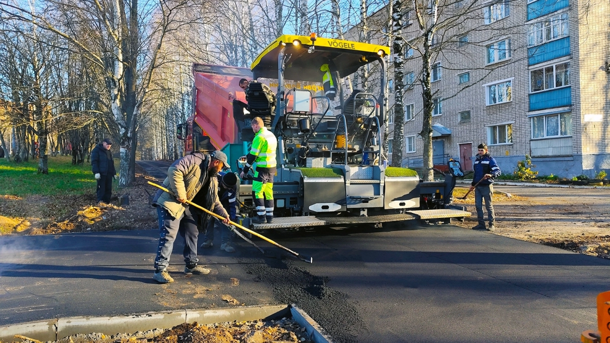 Подрядчик приступил к укладке асфальта на Сосновой улице в Кирово-Чепецке