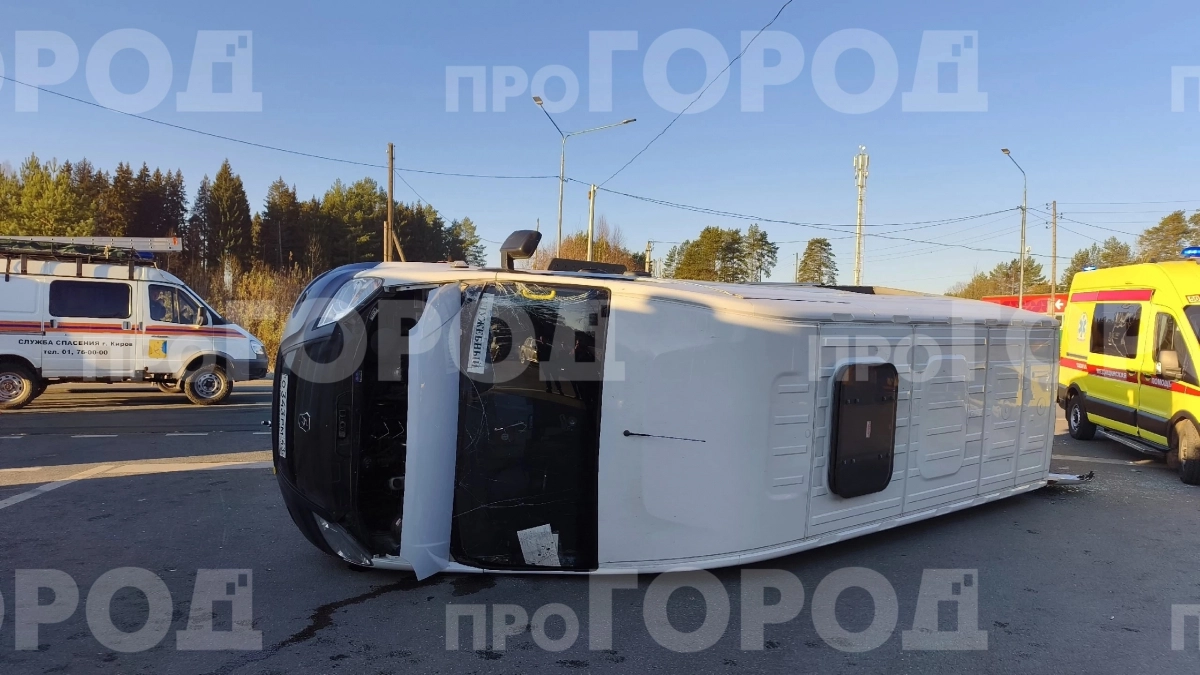 Два человека погибли при столкновении микроавтобуса с Renault Logan в Кирове