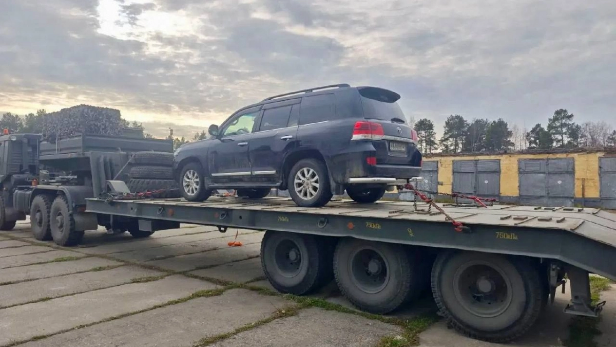 Кировские приставы отправили в зону СВО пять конфискованных машин