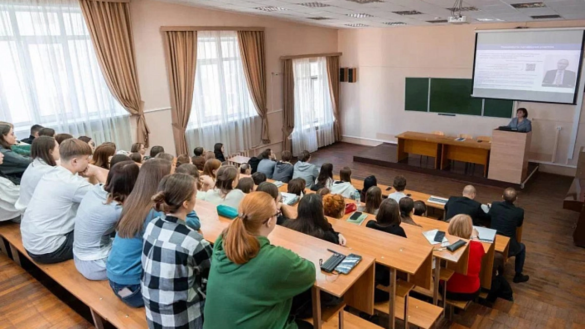 Вице-премьер Кировской области рассказала студентам ВятГУ о мерах поддержки молодых педагогов