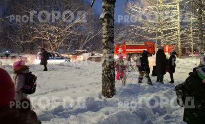 "Здание и подходы к нему оцепили, детей вывели на улицу": у лицея в Чепецке работают МЧС, Росгвардия, полиция и медики