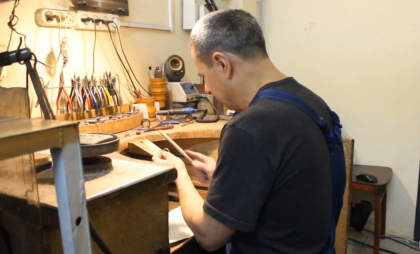 "Не ношу даже обручалку и жене украшения не дарю": ювелир из Кирово-Чепецка о рабочих буднях и необычных заказа