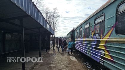 "Лежачих больных транспортируем через узкоколейку": водитель скорой помощи о работе в Каринторфе во время паводка 