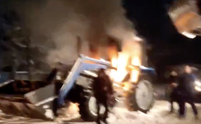 В Кирово-Чепецке убиравший снег трактор охватило огнем