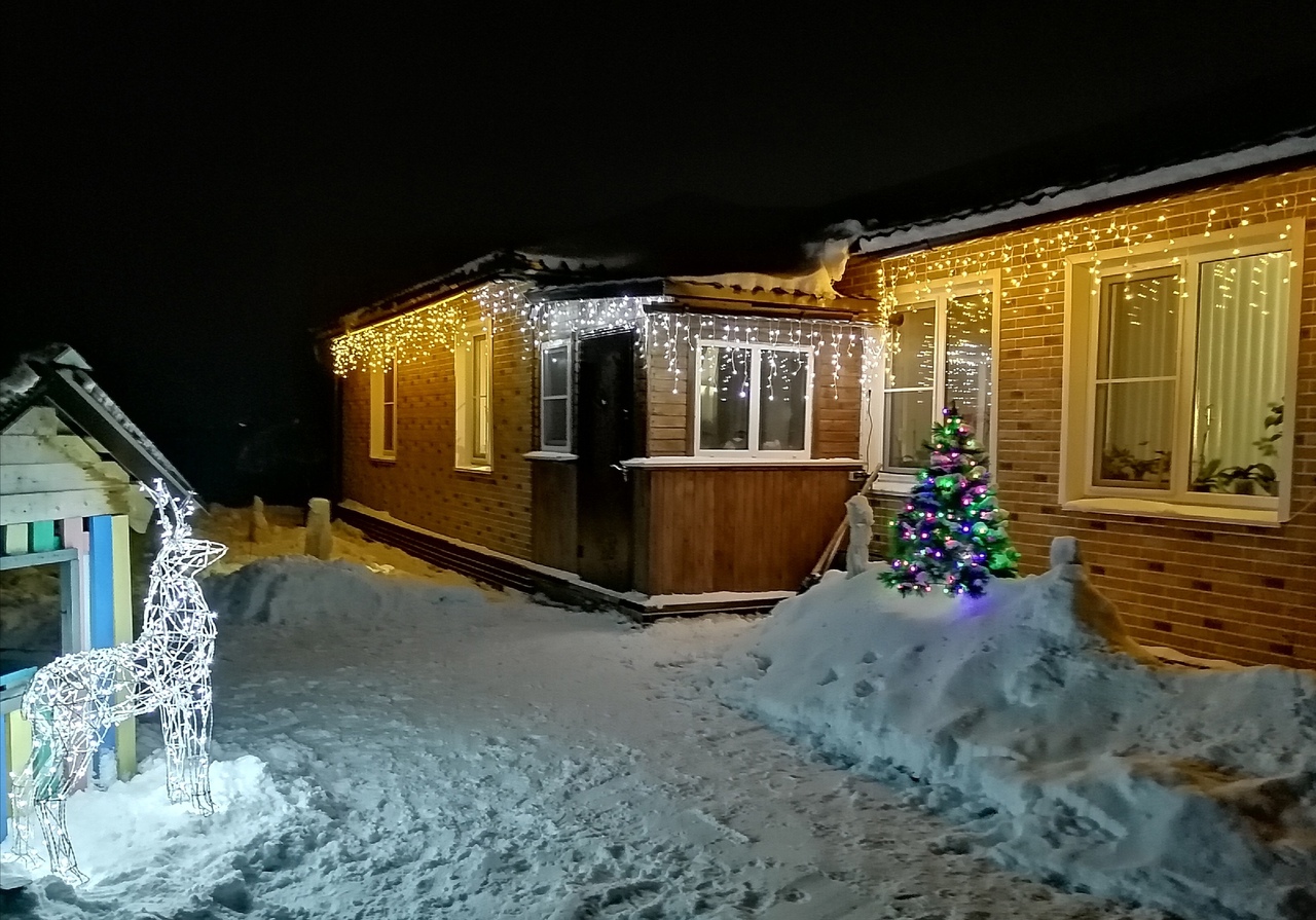 Снеговички и олени: чепчанка каждый год украшает дом и двор к Новому году