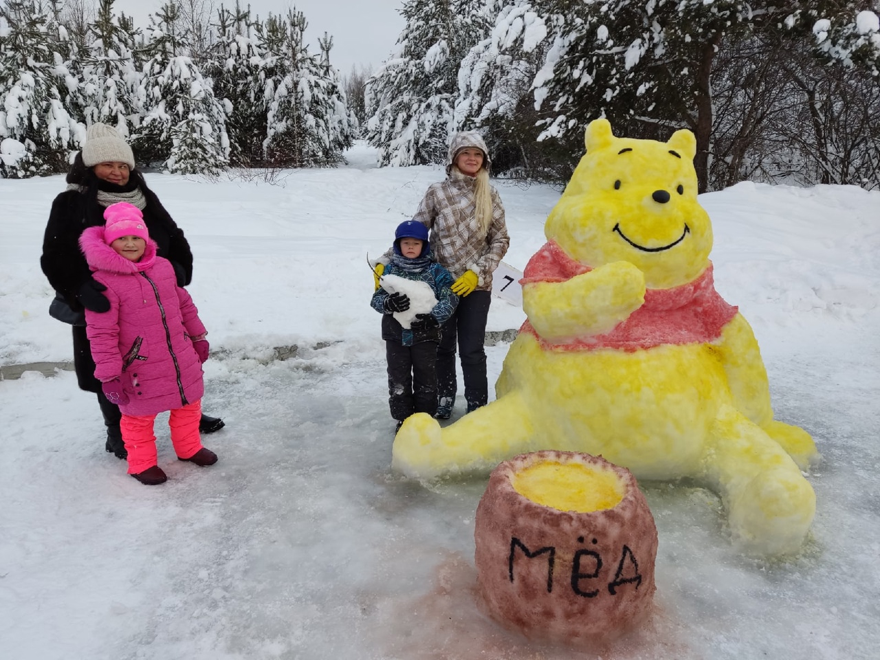 Чепчане соревновались в умении создавать снежные скульптуры