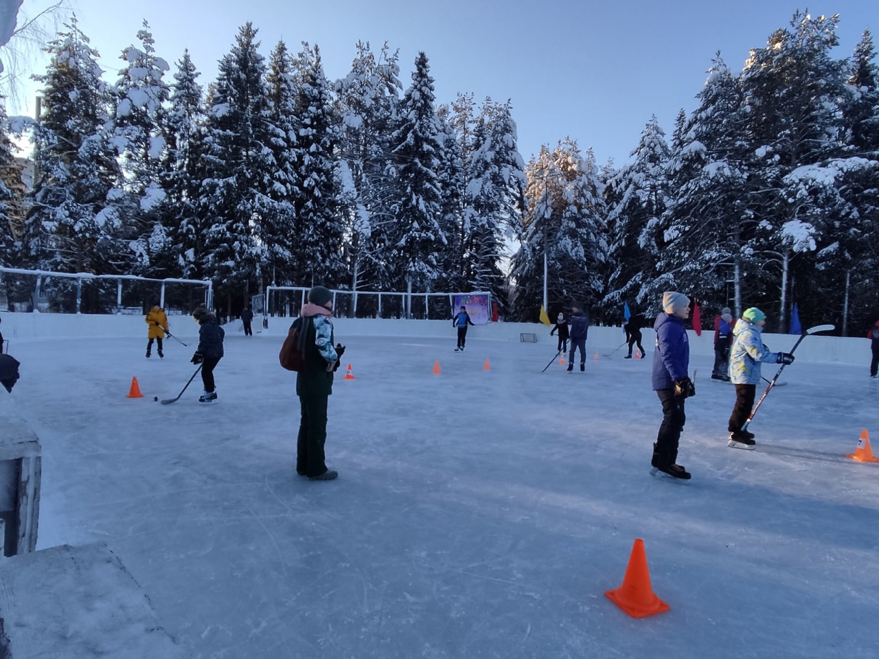 В Кирово-Чепецке прошли соревнования по хоккею среди семей с детьми