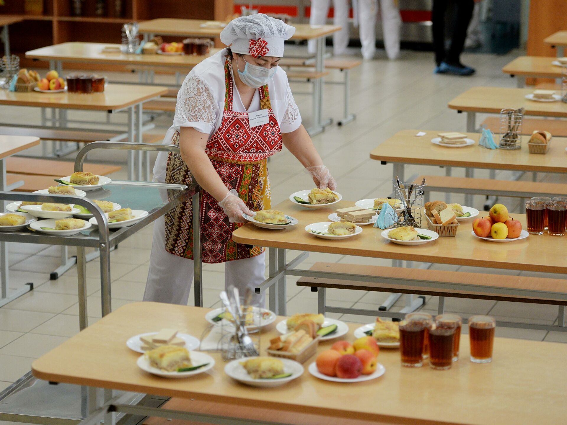 Город кафе ульяновск школьное питание. Школьная столовая. Шведский стол в школьной столовой. Тарелки для школьной столовой.