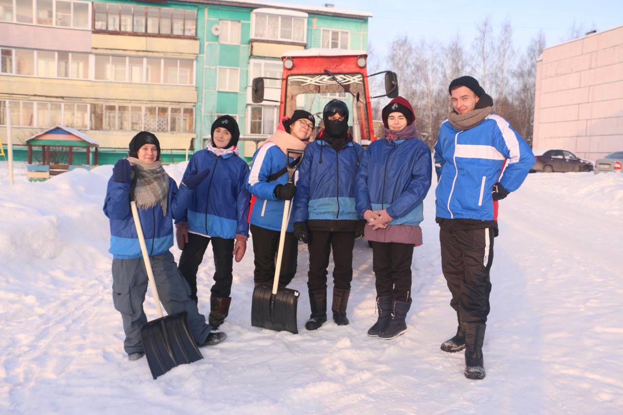 Кировские волонтеры помогли пожилым чепчанам из села убрать снег