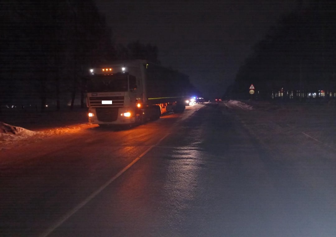 В Кирово-Чепецком районе столкнулись грузовик и легковушка: есть пострадавший