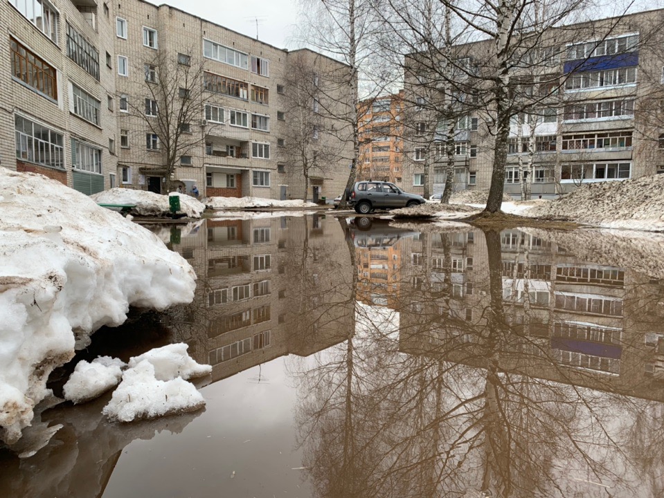 Что я видел сегодня во дворе дома. 60 Лет октября Кирово-Чепецк. Русский двор Кирово-Чепецк. Потоп Кирово-Чепецк. Лужа на улице Ухтомского.