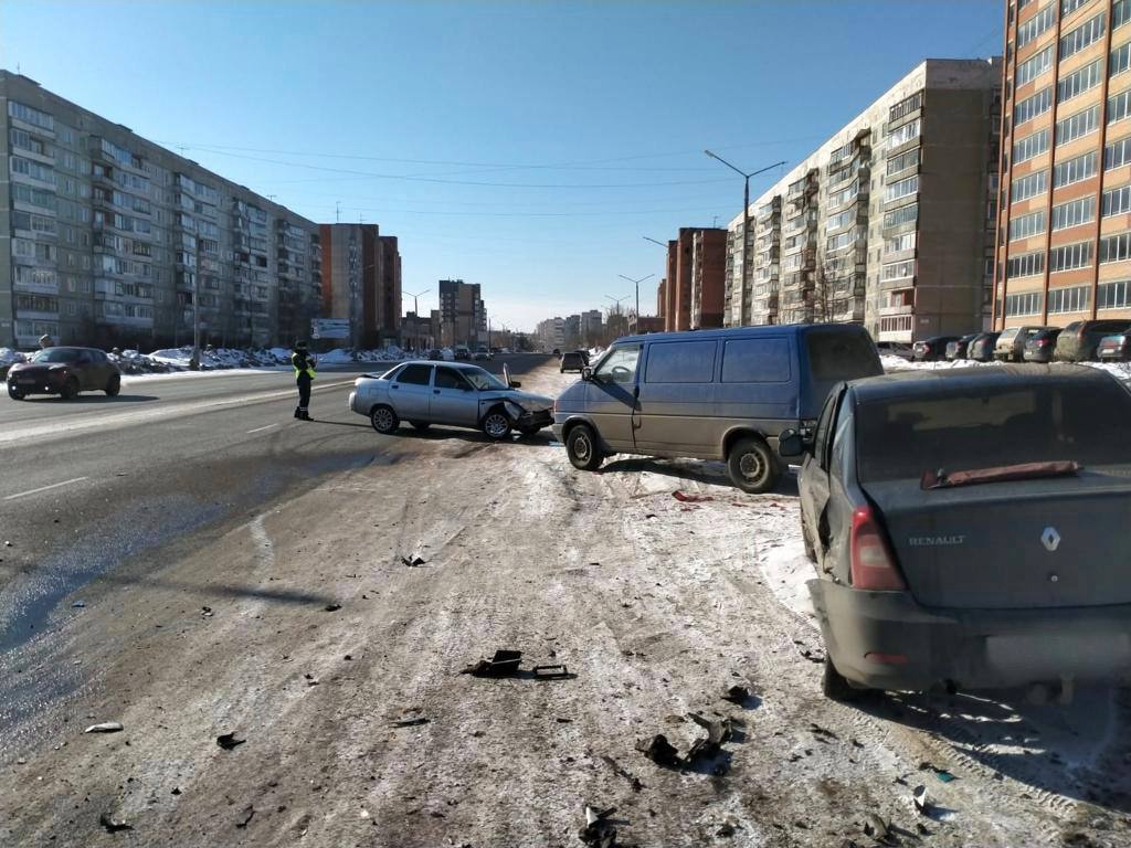 20-летний чепчанин на ВАЗе врезался в две припаркованные машины: есть пострадавшие