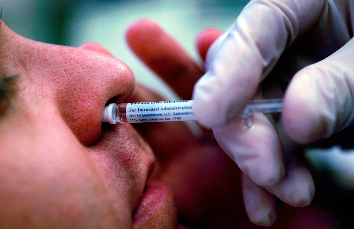 Россия зарегистрировала первую назальную вакцину от ковида