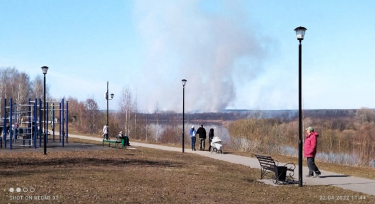 Пожар за рекой в Чепецке тушат и спасатели, и авиалесохрана