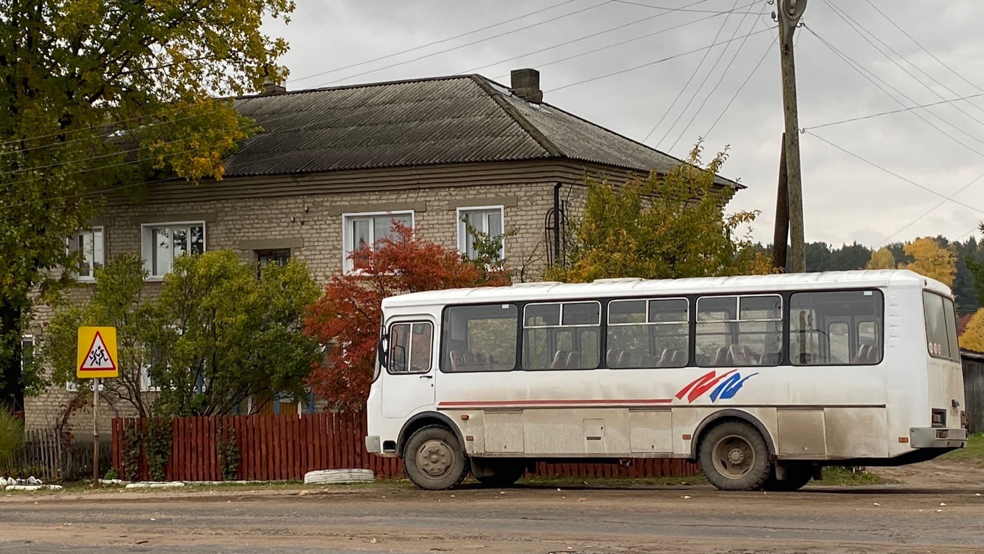 В Кировской области на мужчину упал автобус