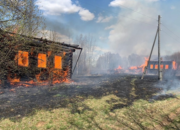В Кировской области в сильном пожаре сгорели два человека